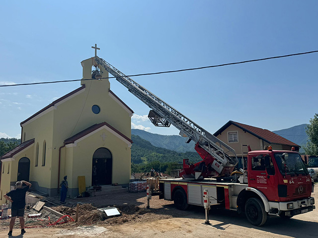 Još koji trenutak i zazvonilo je nakon mnogo desetljeća ponovo zvono na katoličkoj crkvi u istočnoj Lici                                                                                                                                                  